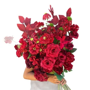 Großer roter künstlicher Blumenstrauß für Hochzeitsdekoration und florale Arrangements