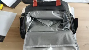 Vue de détail intérieure du sac de travail multifonctionnel noir et blanc pour ordinateur.