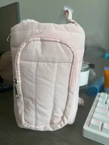 Borsa trapuntata rosa per borraccia a tracolla sport all'aperto porta tazza isolato portatile