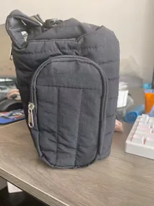 Borsa nera per bottiglia d'acqua sportiva all'aperto con tracolla e tasca con zip.