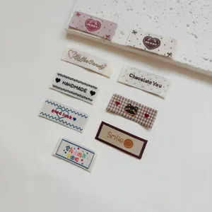 Etichette in tessuto ricamato DIY con simpatici motivi di gatti e cuori per accessori fai da te.
