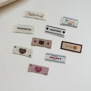 Etichette in tessuto decorative, simpatiche toppe ricamate con gatti e cuori per accessori cucito.