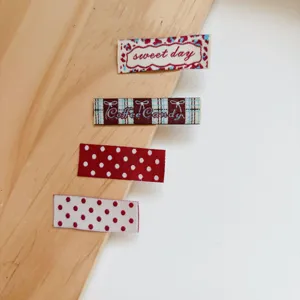 Gedetailleerd overzicht van DIY geborduurde stoffen labels, decoratieve tags voor kleding en tassen.