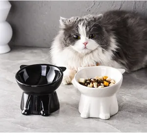 Détail de gamelle pour chat surélevée en céramique noire et blanche pour animaux.