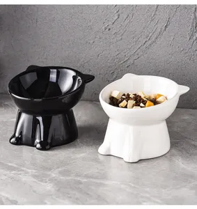 Gros plan de gamelles pour chat surélevées en céramique avec un design d'oreilles de chat.