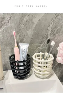 Panier de rangement pour porte-brosse à dents en céramique moderne pour la salle de bain.