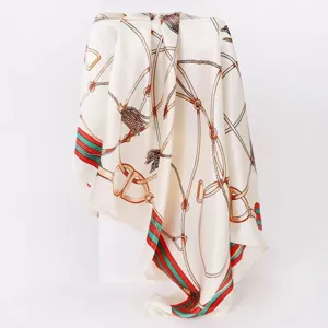 Lussuoso foulard quadrato in raso 90x90cm con stampa equestre classica e drappeggio.