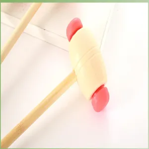 Detailansicht des Holz-Massagehammers, Nahaufnahme des glatten Holzschlegels mit Griff.