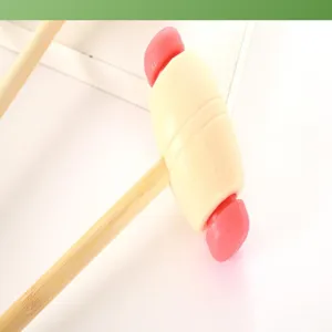 Detailansicht des Holz-Massagehammers, glatter Holzgriff mit rosa Enden zur Entspannung.