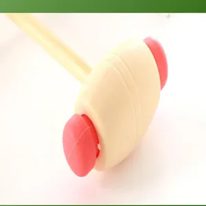 Nahaufnahme des Massagehammers aus Holz mit rosa Plastikkugeln fuer die taegliche Entspannung.