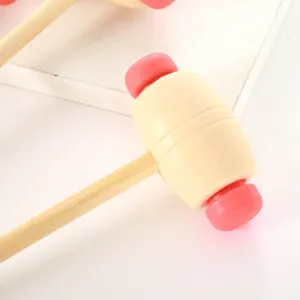 Holz Massagehammer Rückenkratzer mit Holzgriff und rosa Spitzen zur Entspannung.