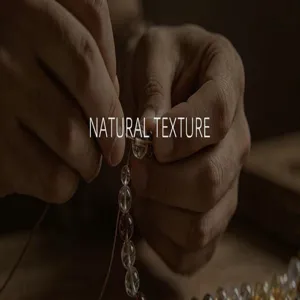 Vue détaillée montrant des mains enfilant des perles rondes en cristal naturel pour bijoux.