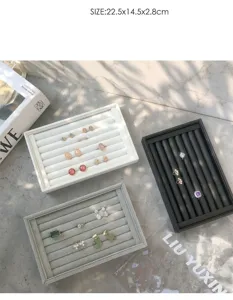 Petit plateau de rangement de bijoux en velours pour bagues et boucles d'oreilles.