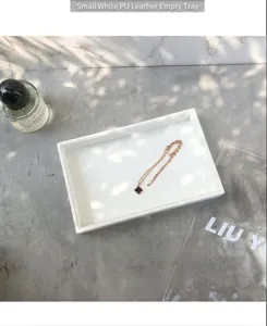 Plateau de présentation de bijoux en cuir PU blanc vue détaillée avec de petits accessoires.