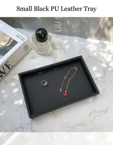 Petit plateau de rangement de bijoux en cuir PU noir pour bagues et boucles.