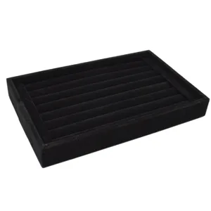 Plateau de présentation de bague en velours noir pour le stockage de bijoux élégant.