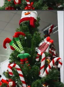 Decoración navideña detallada con inserción de ramas de elfos y adorno de muñeco de nieve.