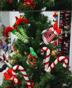 Ramas de piernas de duende de árbol de navidad y adornos de bastón de caramelo