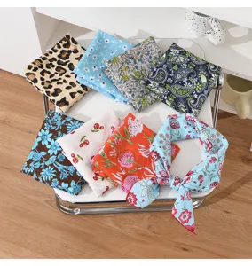 Vista dettagliata di vari piccoli foulard quadrati stampati, bandana floreali e cachemire.