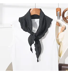 Zwarte gestippelde driehoekige sjaal in Koreaanse stijl voor dames, veelzijdige nekaccessoire.