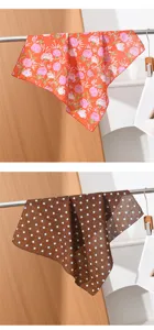 Dettaglio piccolo fazzoletto quadrato, stampe floreali a pois, tessuto leggero traspirante.