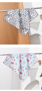 Eleganti foulard quadrati con stampa leopardata e floreale per opzioni di stile varie.