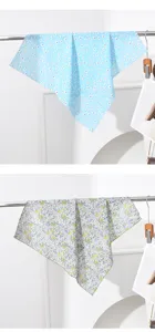 Dettaglio di un foulard quadrato leggero con delicata stampa floreale delicata