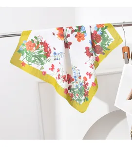 Sciarpa quadrata con stampa floreale per donna e uomo, foulard leggero e accessorio per capelli.