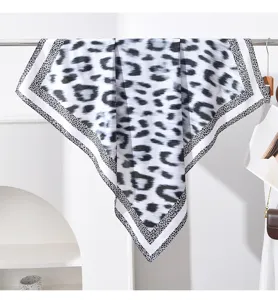 Foulard carré imprimé léopard noir et blanc, châle élégant de 90 cm, top chic.
