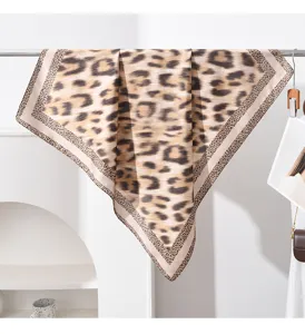 Chic foulard carré léopard 90cm, style français vintage écharpe en soie vue détaillée.