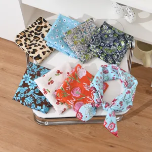 Foulard Quadrato Unisex in Poliestere Stampato Bandana per Collo e Capelli Motivo Floreale Leopardato Pois Sciarpa Elegante Leggera