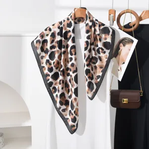 Grand Foulard Carré Imprimé Léopard Vintage Français pour Femmes Top Bustier Polyvalent Foulard Sensation Soie Châle Imprimé Accessoires de Mode