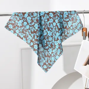 Foulard triangolare con stampa floreale marrone e blu, fazzoletto da collo leggero.
