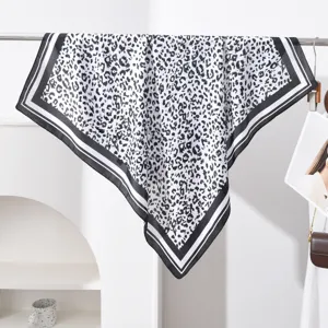 Foulard carre classique imprime leopard noir et blanc avec bordure chic pour la mode.