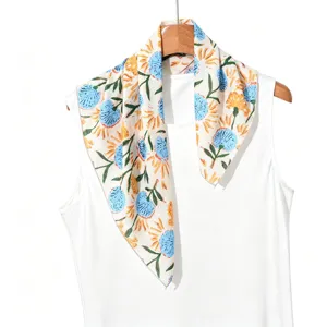 Foulard quadrato leggero con stampa floreale effetto seta accessorio collo primaverile