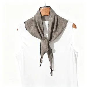 Elegante geplooide driehoekige halsdoek voor dames, lichtgewicht mode-accessoire, stijlvol.