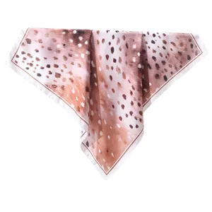 Chic foulard en soie 90 cm avec imprimé cerf vintage, parfait comme haut ou foulard stylé.