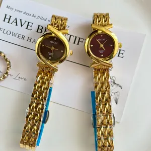Montre quartz pour femme avec bracelet métallique croisé élégant et cadran rond chic.