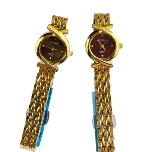 Montre quartz femme élégante en or avec cadran rond croisé et bracelet métallique.