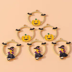 Gros plan détails de pendentifs en alliage citrouille et sorcière d'Halloween pour bijoux.