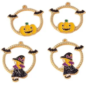 Détail de charms en métal d'Halloween, pendentifs citrouille et sorcière pour bijoux DIY.