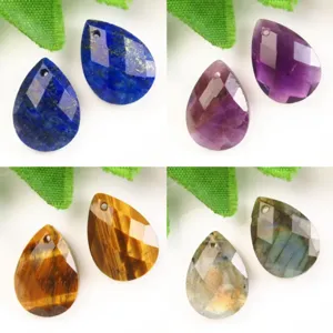 Detalles en primer plano de colgantes de cristal facetado en lágrima de piedra natural.