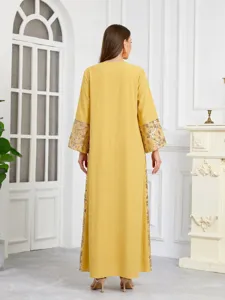 Elegante abito lungo caftano giallo a maniche lunghe con splendidi ricami di paillettes.