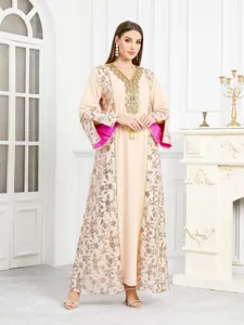 Elegante abito da sera lungo caftano ricamato con paillettes e polsini rosa per donna.