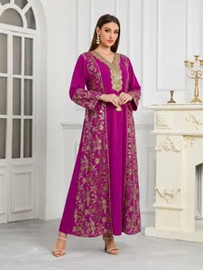 Abito lungo caftano viola con ricamo dorato e paillettes, elegante vestito da sera.