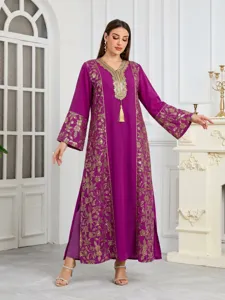 Abito caftano viola a maniche lunghe con ricamo dorato e paillettes per donna elegante.
