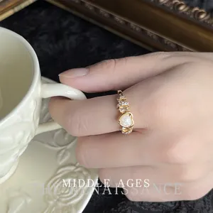 Vintage goldener Herzring mit funkelnden Zirkonia Details, retro Fingerschmuck im Detail.