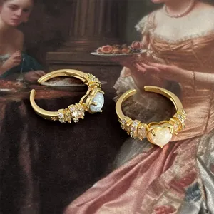 Exquisite vergoldete Vintage Offene Ringe mit funkelnden Zirkonsteinen und Opalen.