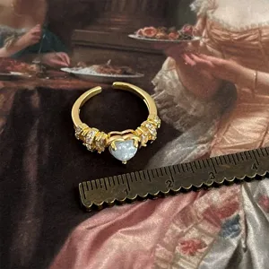 Vintage vergoldeter Herz Zirkon verstellbarer offener Ring, Retro Hofstil Mode Schmuck Design.