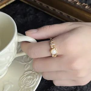 Vintage goldfarbener Ring mit Herz-Zirkonia elegantes Detailbild verstellbare Größe